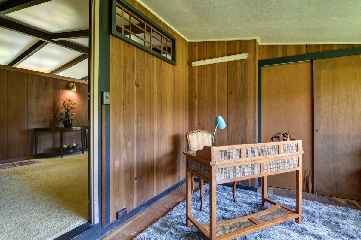 50 B Malaai Road Hilo, HI 96720 - Photo 21 of 30 a view of a livingroom with furniture and front door