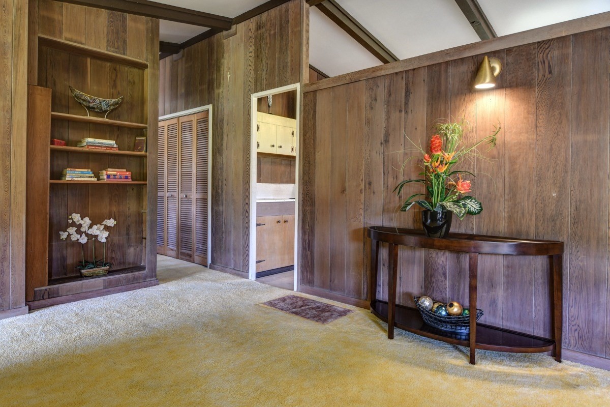 50 B Malaai Road Hilo, HI 96720 - Photo 23 of 30 a view of an entryway with a flower pot