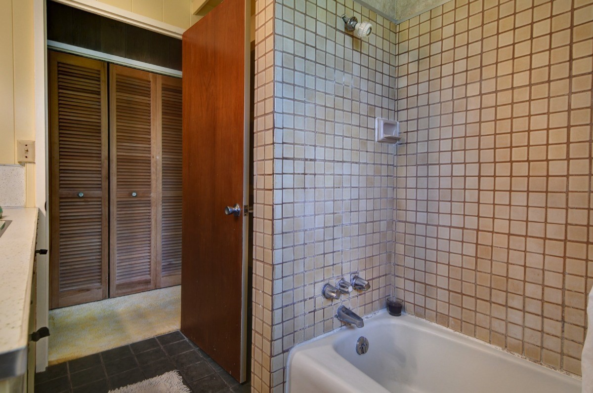 50 B Malaai Road Hilo, HI 96720 - Photo 26 of 30 a bathroom with a bathtub and shower