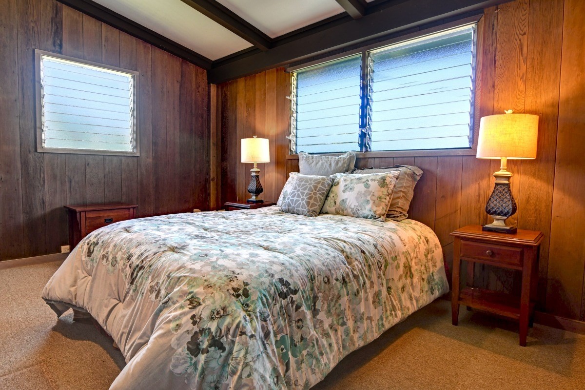 50 B Malaai Road Hilo, HI 96720 - Photo 28 of 30 a bedroom with a bed and a window
