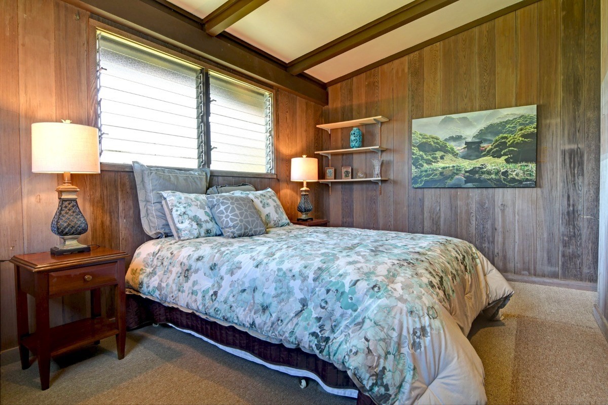 50 B Malaai Road Hilo, HI 96720 - Photo 29 of 30 a bedroom with a bed and a window