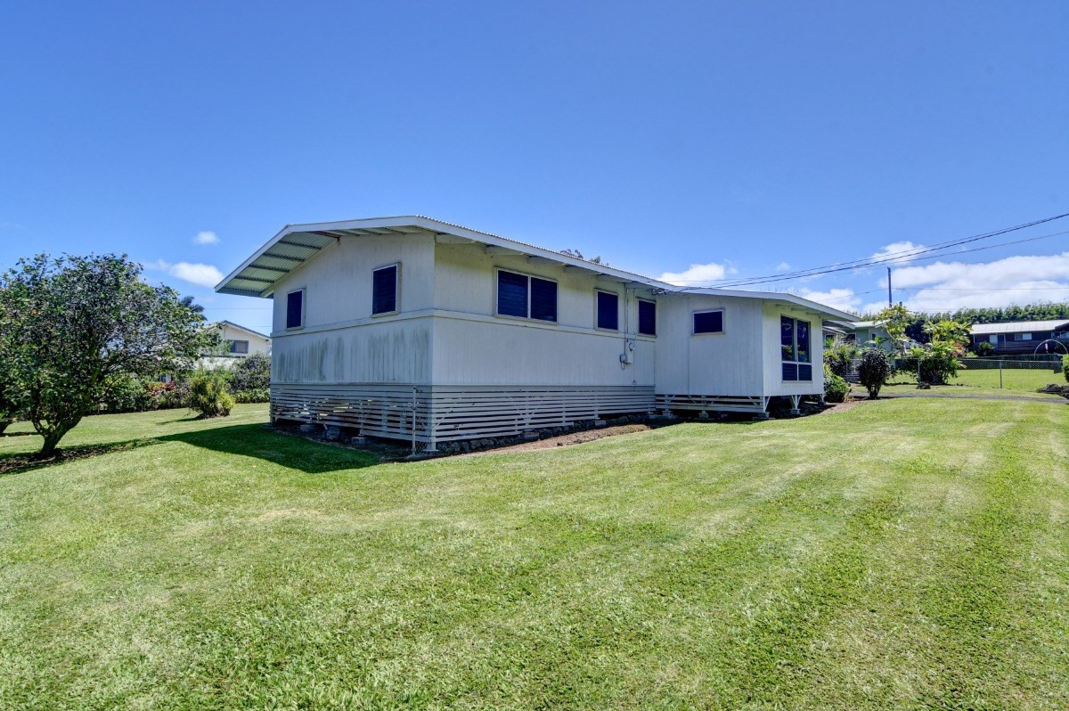 50 B Malaai Road Hilo, HI 96720 - Photo 9 of 30 a front view of a house with garden