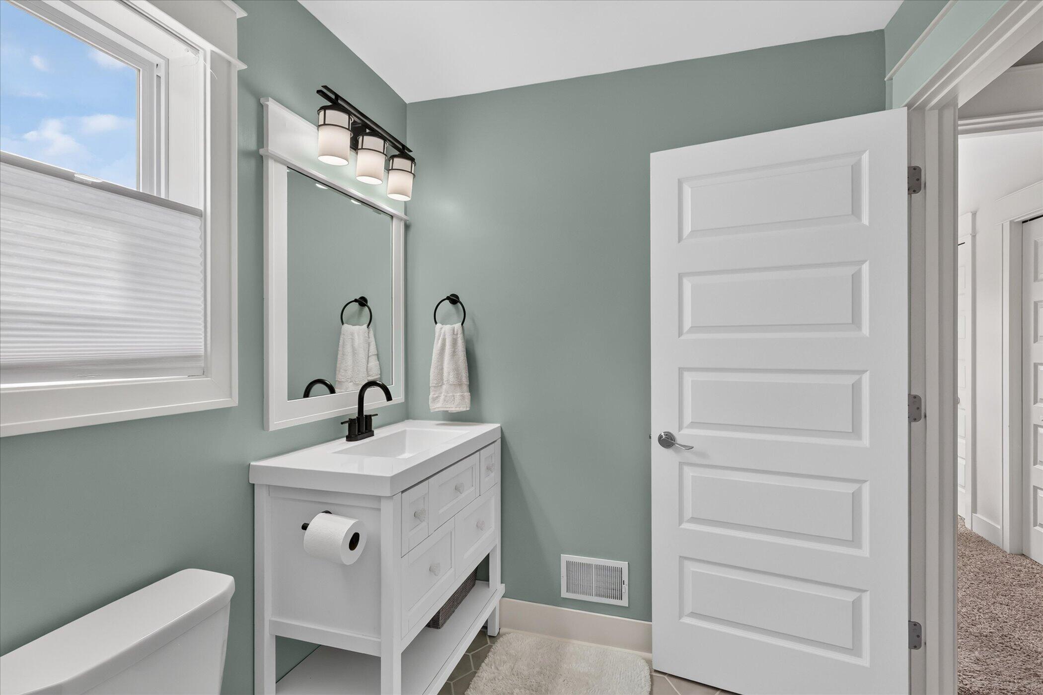 2747 4 Mile Road Northwest Grand Rapids, MI 49544 - Photo 25 of 48 Full Main Bath