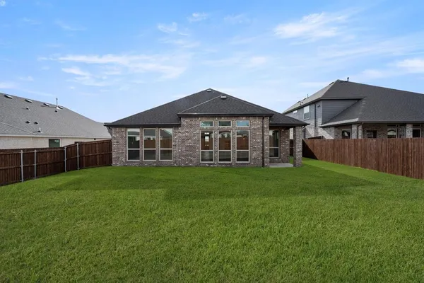 a view of a yard in front of house