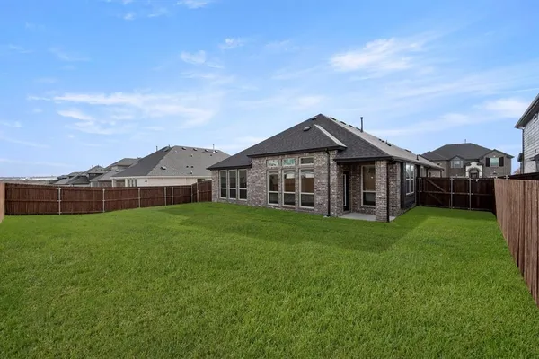 a view of a house with backyard and garden