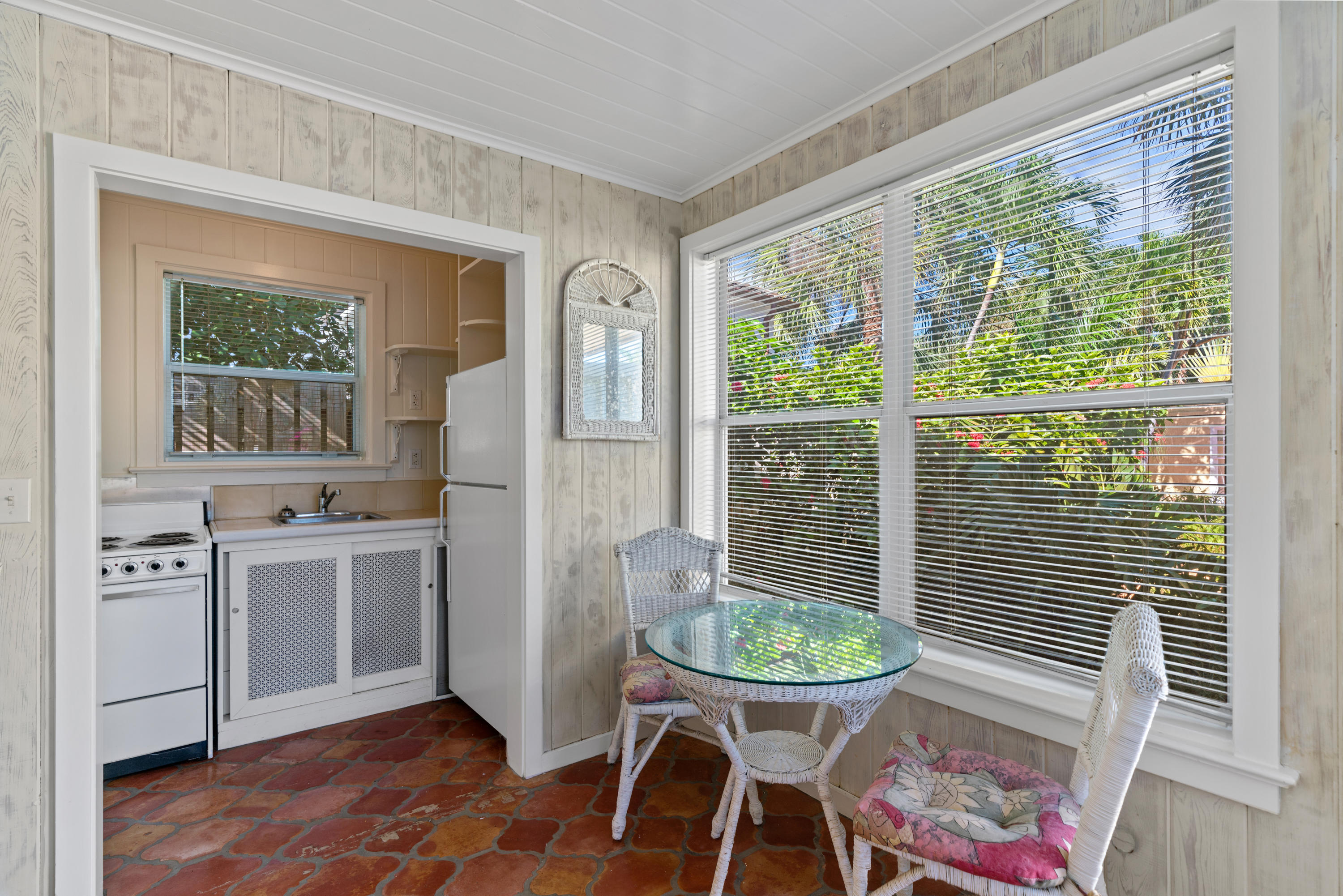 60 Palm Square Delray Beach, FL 33483 - Photo 24 of 35 GyestHouseKitchen