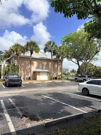 $1,800 | 1701 Northwest 96th Terrace, Unit 1E, Pembroke Pines, FL 33024