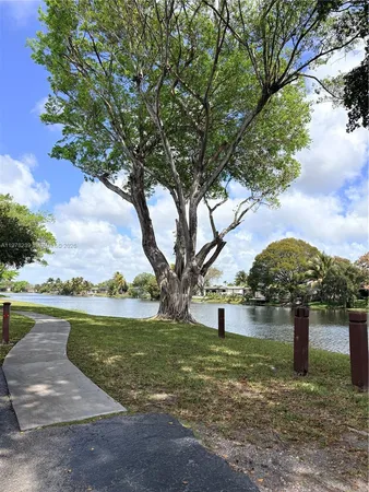 $1,800 | 1701 Northwest 96th Terrace, Unit 1E, Pembroke Pines, FL 33024