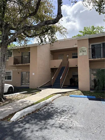 $1,800 | 1701 Northwest 96th Terrace, Unit 1E, Pembroke Pines, FL 33024