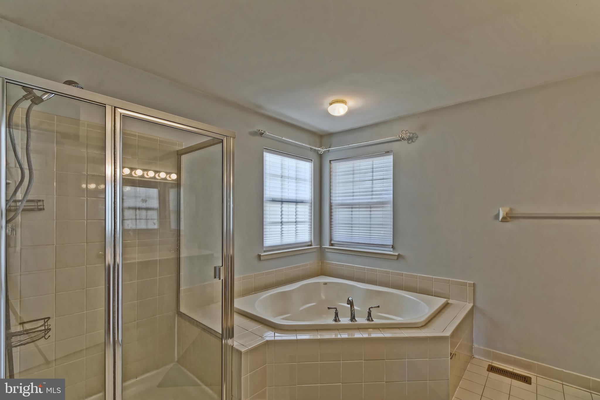 22 Log Cabin Road Sicklerville, NJ 08081 - Photo 17 of 25 Tub and Shower