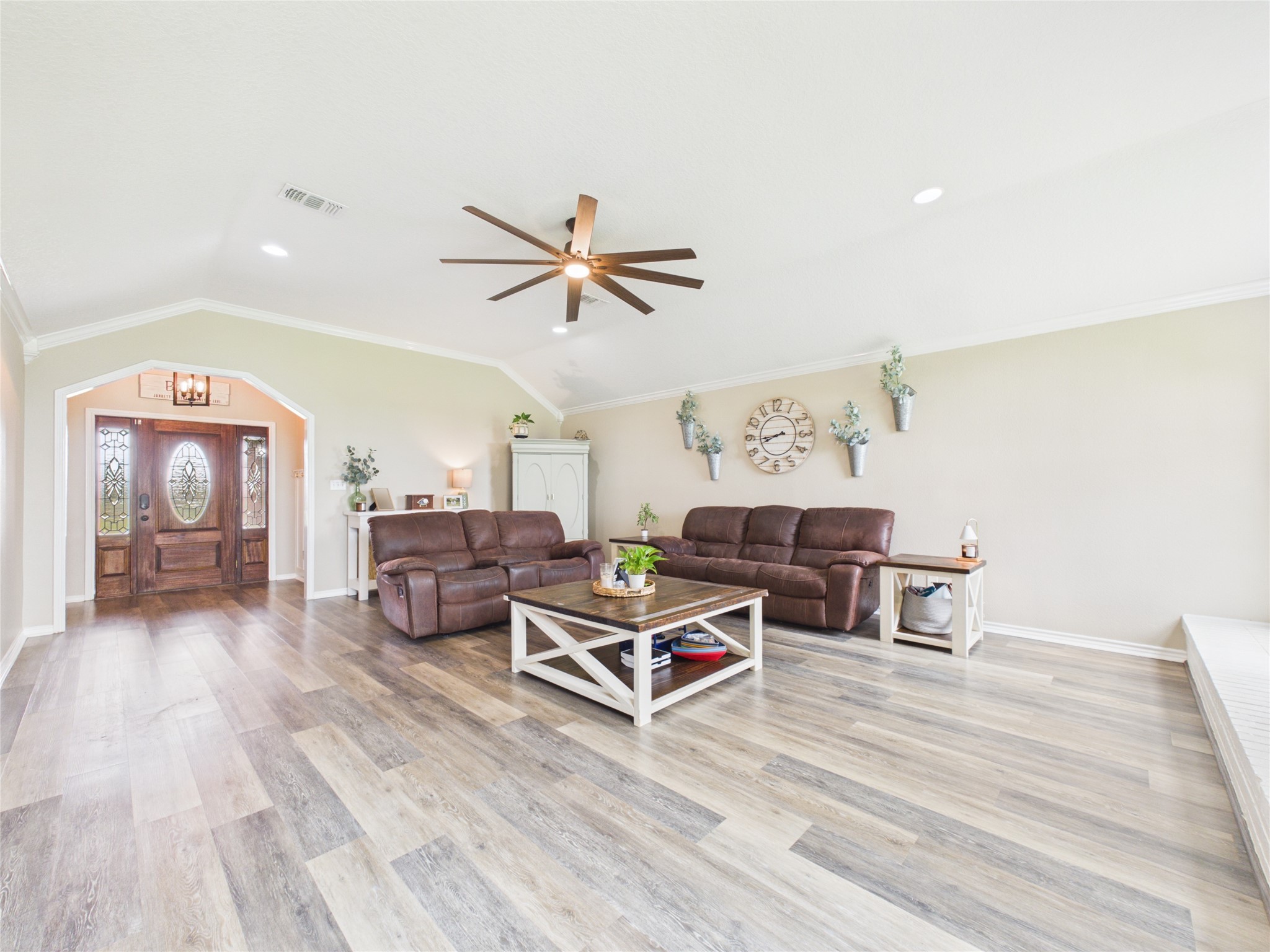 4610 Mustang Road Alvin, TX 77511 - Photo 11 of 50 Stunning family room that is perfect for family gatherings or entertaining.