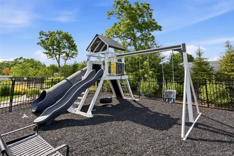 $1,225,000 | 21 Seasons Way, Dix Hills, NY 11746