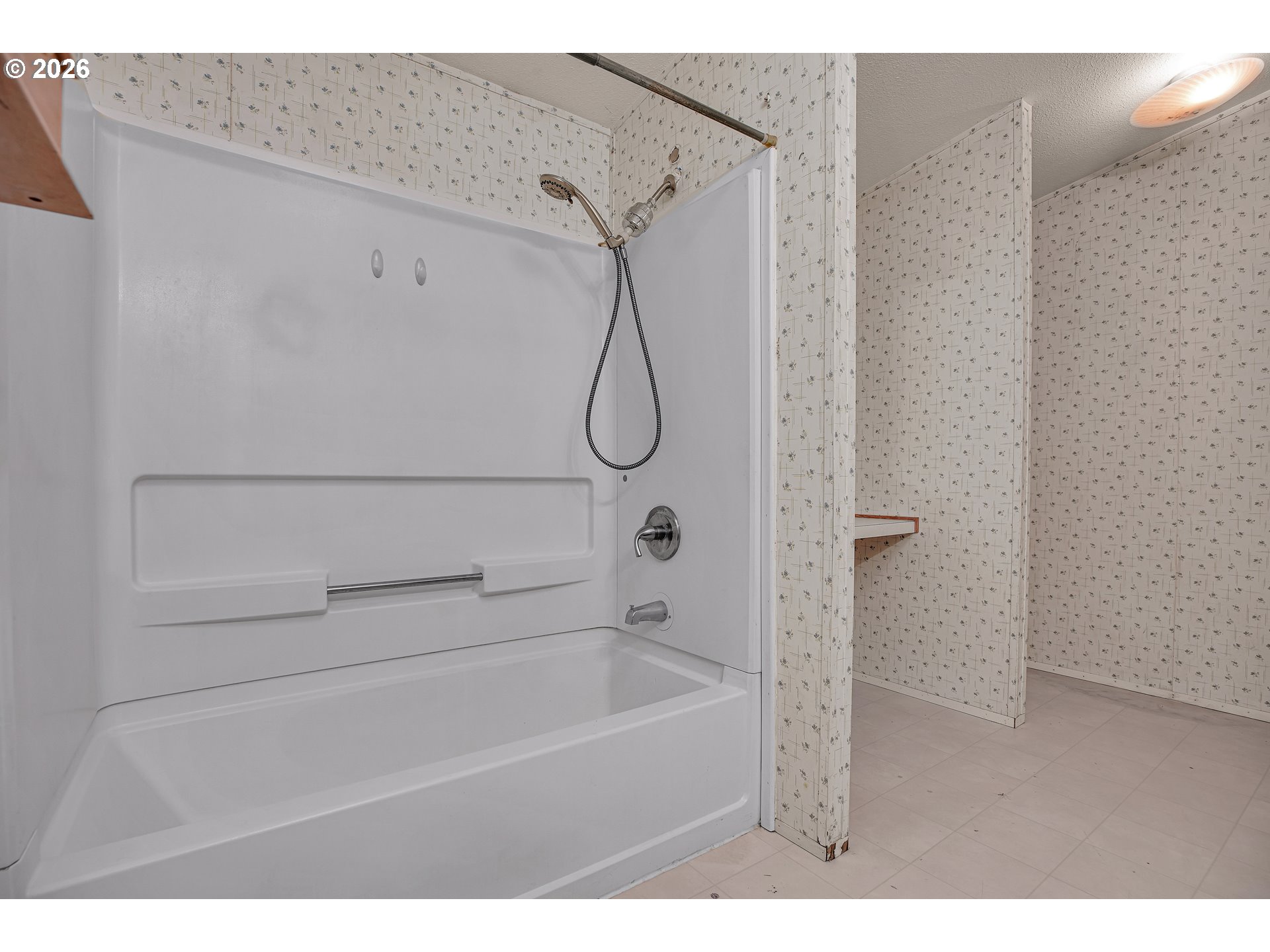 29805 Gregory Road Rainier, OR 97048 - Photo 13 of 43 Owner's Suite Bathroom
