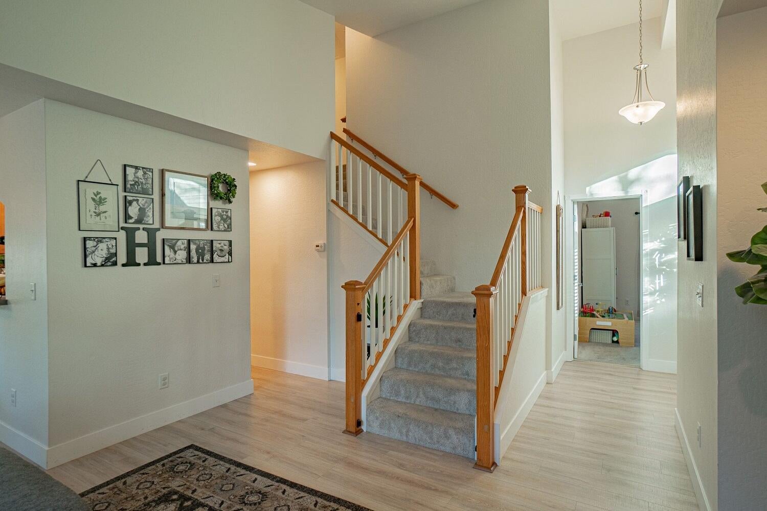 313 Live Oak Loop Central Point, OR 97502 - Photo 8 of 27 23