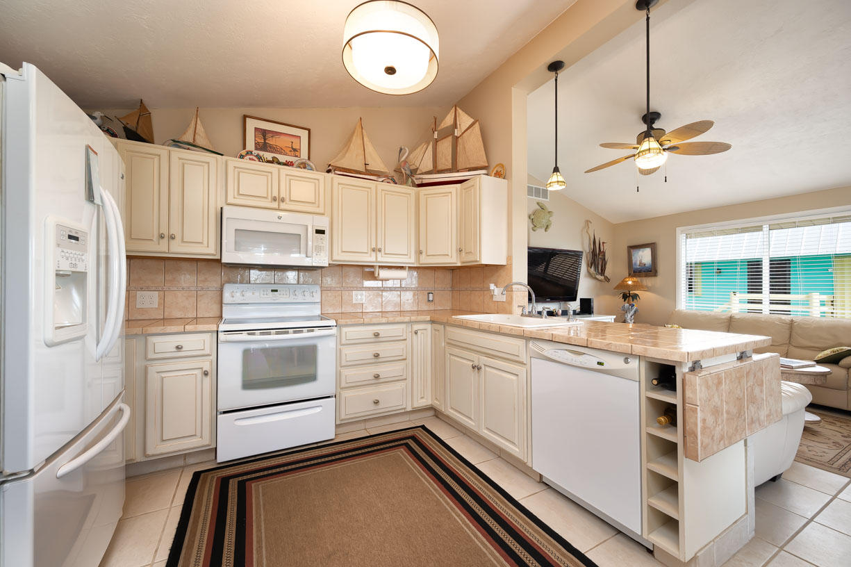 28574 Tortuga Road Summerland Key, FL 33042 - Photo 6 of 38 Kitchen