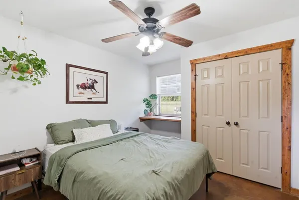 a view of a livingroom with furniture and a ceiling fan