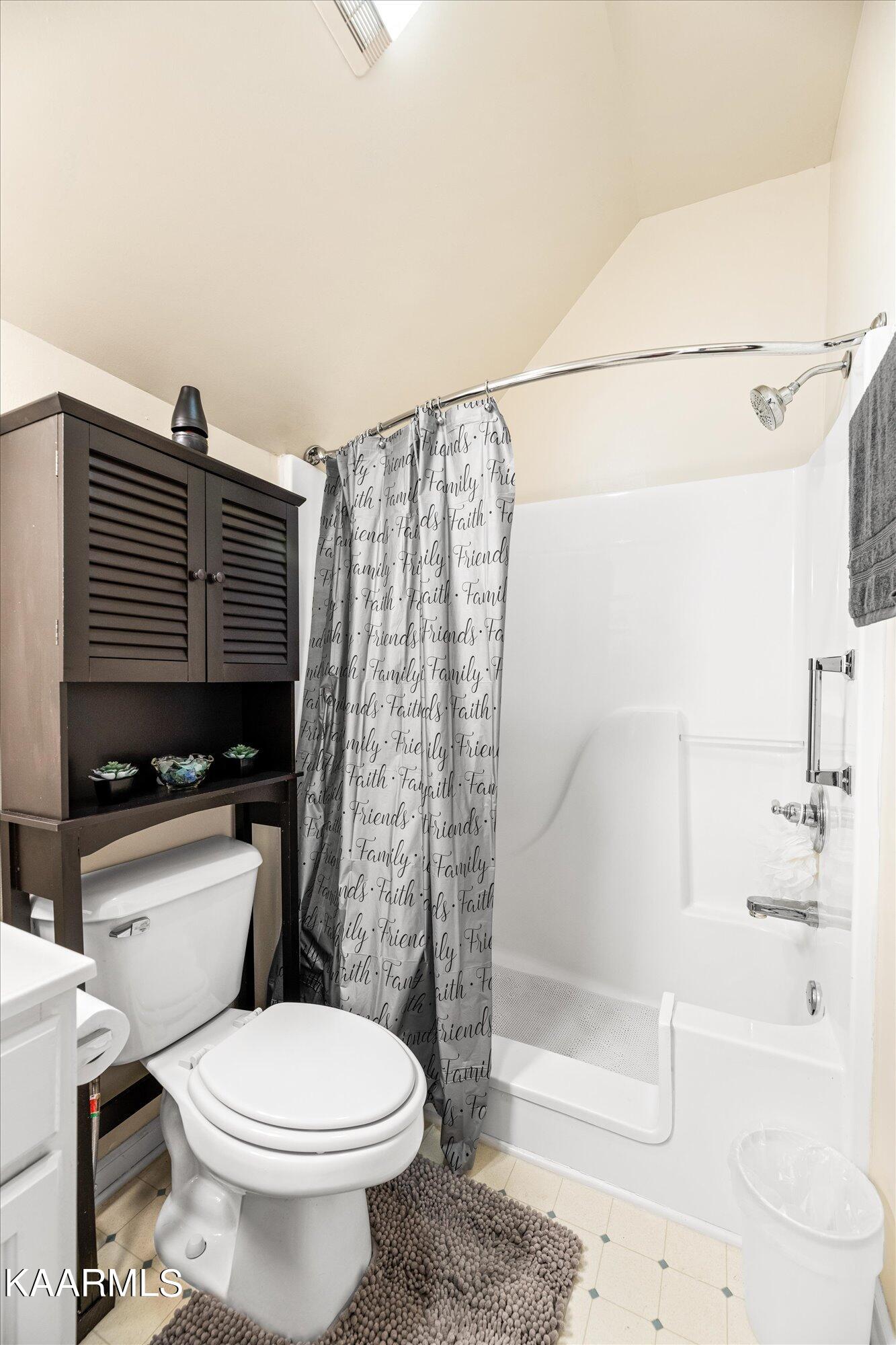 12718 Jarmann Road Knoxville, TN 37934 - Photo 23 of 41 En-suite bath