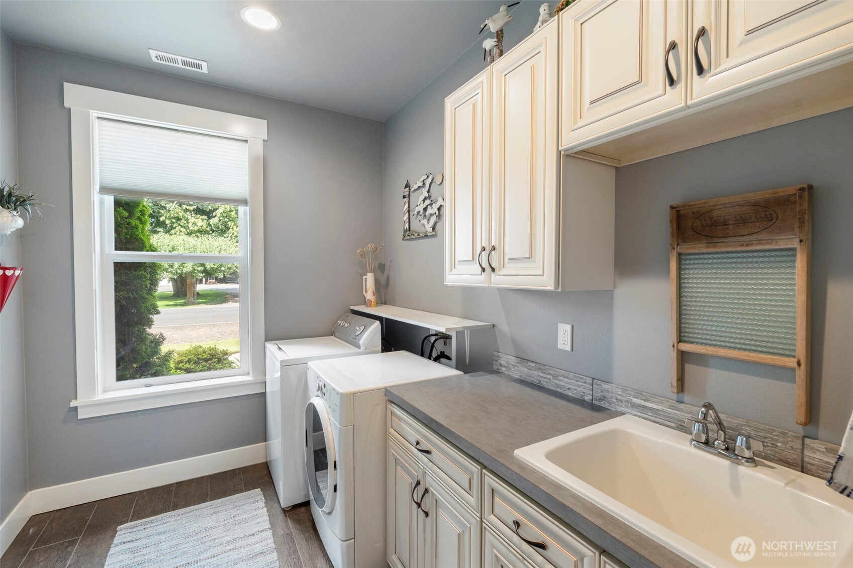 2322 Rice Road Chehalis, WA 98532 - Photo 20 of 39 a bathroom with a granite countertop sink and a window