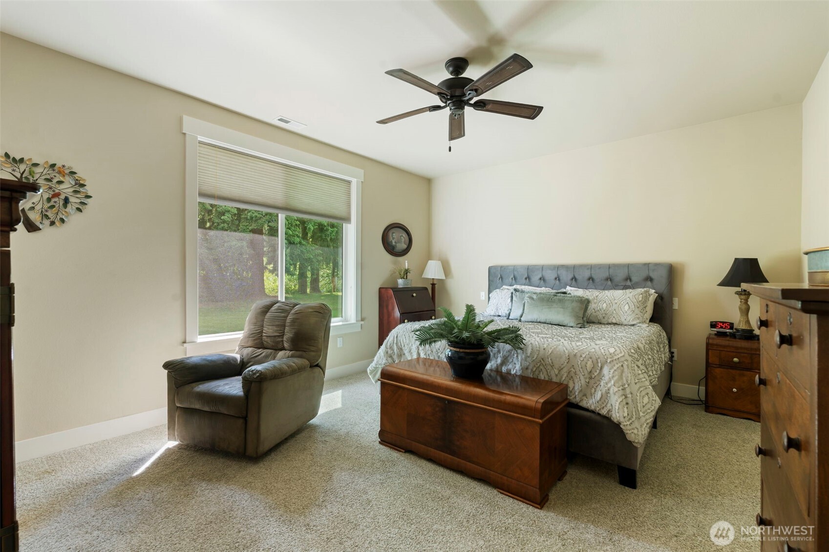 2322 Rice Road Chehalis, WA 98532 - Photo 25 of 39 a living room with furniture and a large window