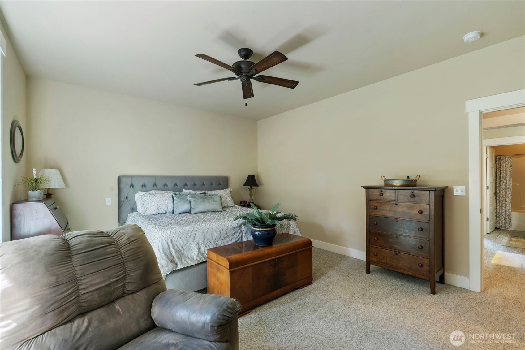 2322 Rice Road Chehalis, WA 98532 - Photo 26 of 39 a living room with furniture and a ceiling fan