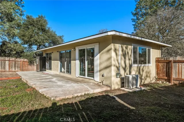 a view of a house with backyard
