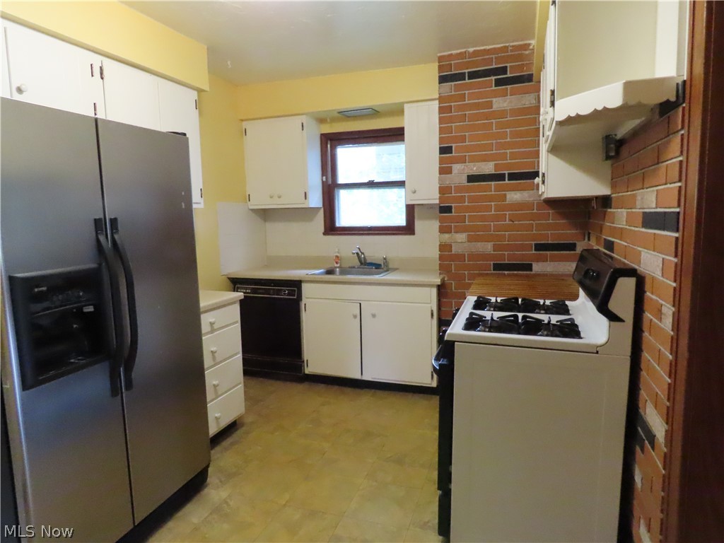 4039 Bluestone Road Cleveland, OH 44121 - Photo 14 of 35