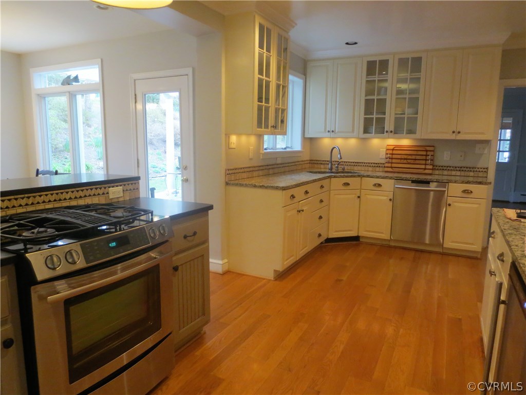8908 Tolman Road Henrico, VA 23229 - Photo 16 of 30 Granite countertops and all stainless appliances.