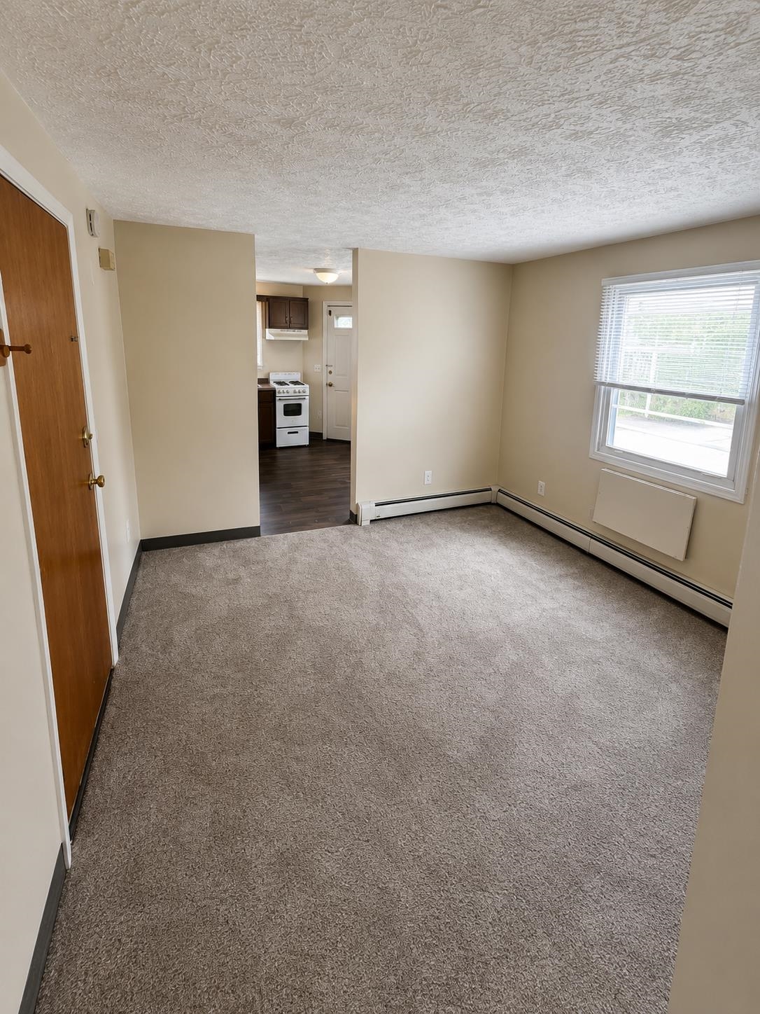 562 Lake Avenue Manchester, NH 03103 - Photo 4 of 11