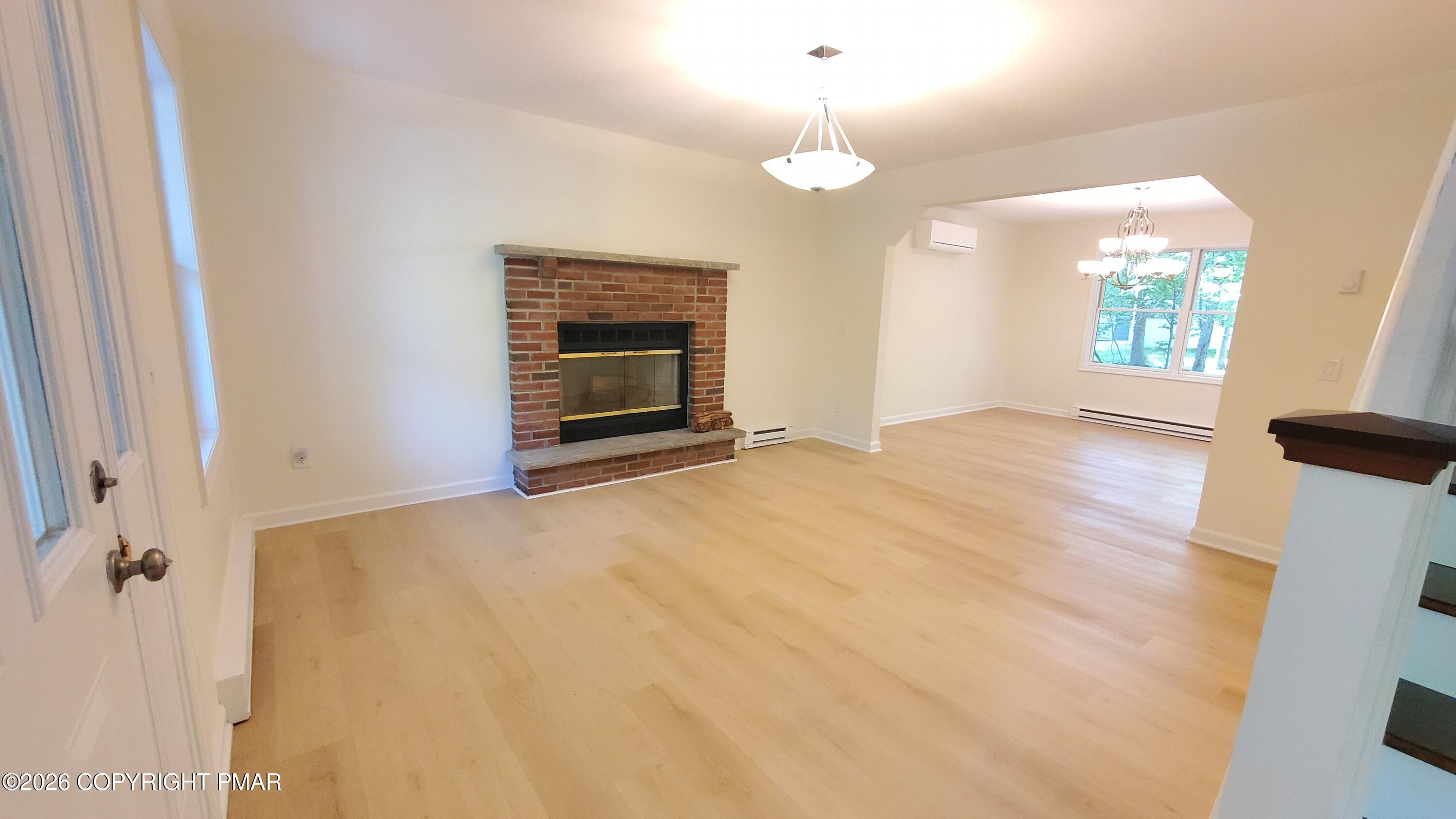 320 Canterbury Road Bushkill, PA 18324 - Photo 2 of 38 Livingroom