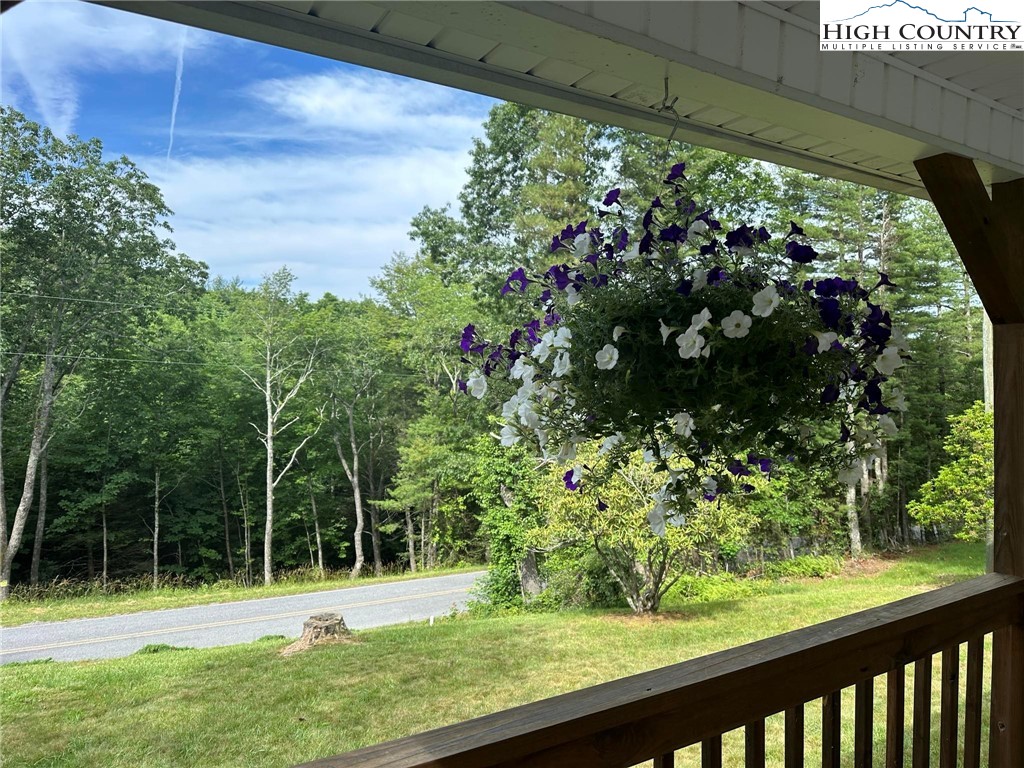 4996 Mountain View Road Glade Valley, NC 28627 - Photo 4 of 22 Gallery Image 4