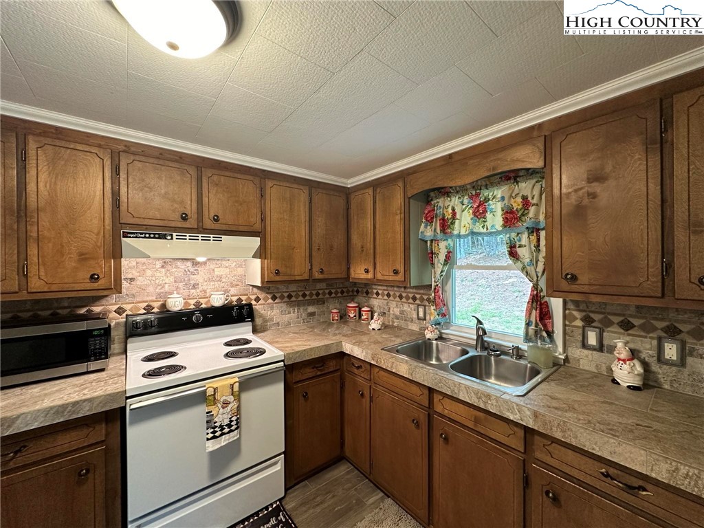 4996 Mountain View Road Glade Valley, NC 28627 - Photo 9 of 22 Gallery Image 9