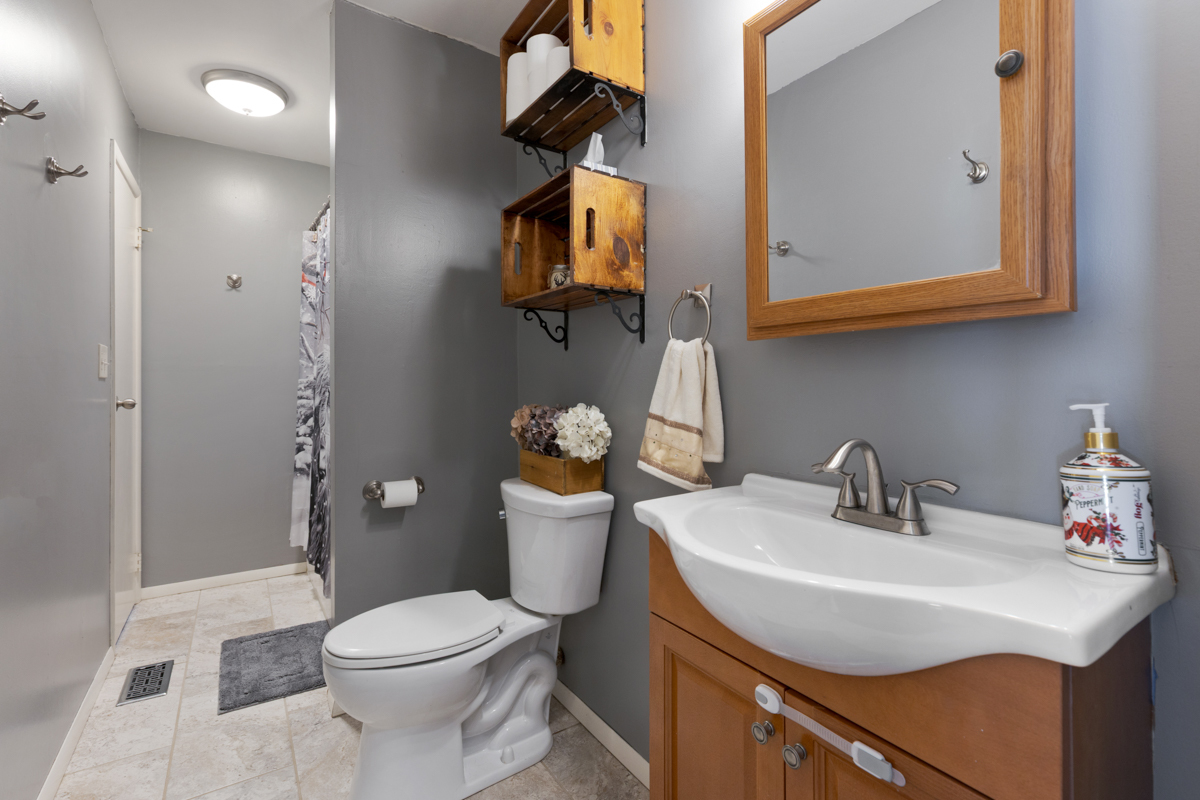 2211 Sand Lake Road Lindenhurst, IL 60046 - Photo 12 of 28