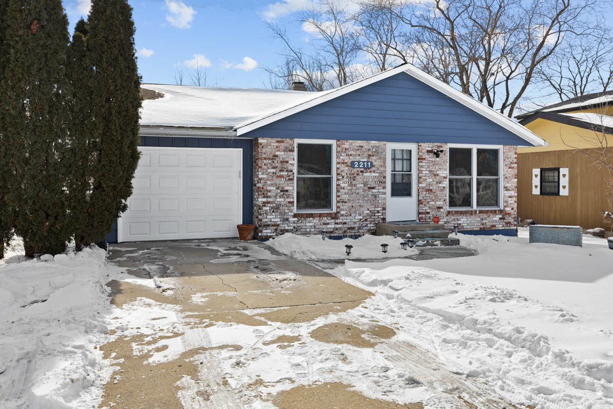 2211 Sand Lake Road Lindenhurst, IL 60046 - Photo 2 of 28