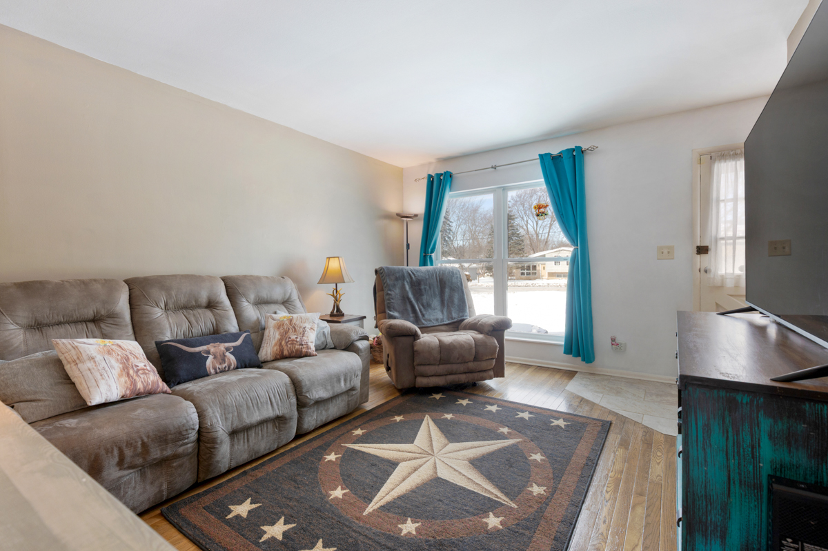 2211 Sand Lake Road Lindenhurst, IL 60046 - Photo 4 of 28