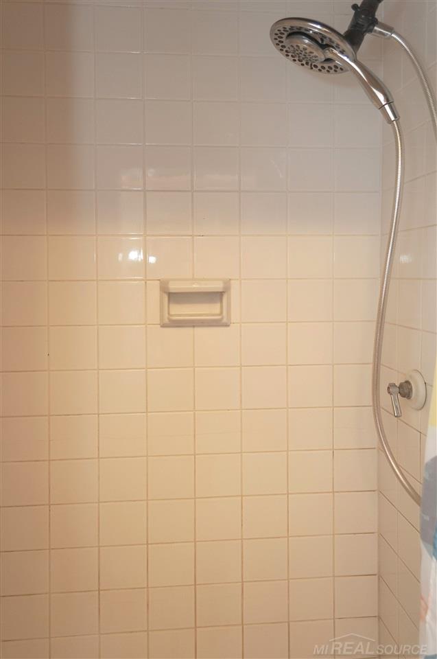 1311 Bishop Road Grosse Pointe, MI 48230 - Photo 31 of 40 31393205-30.JPG