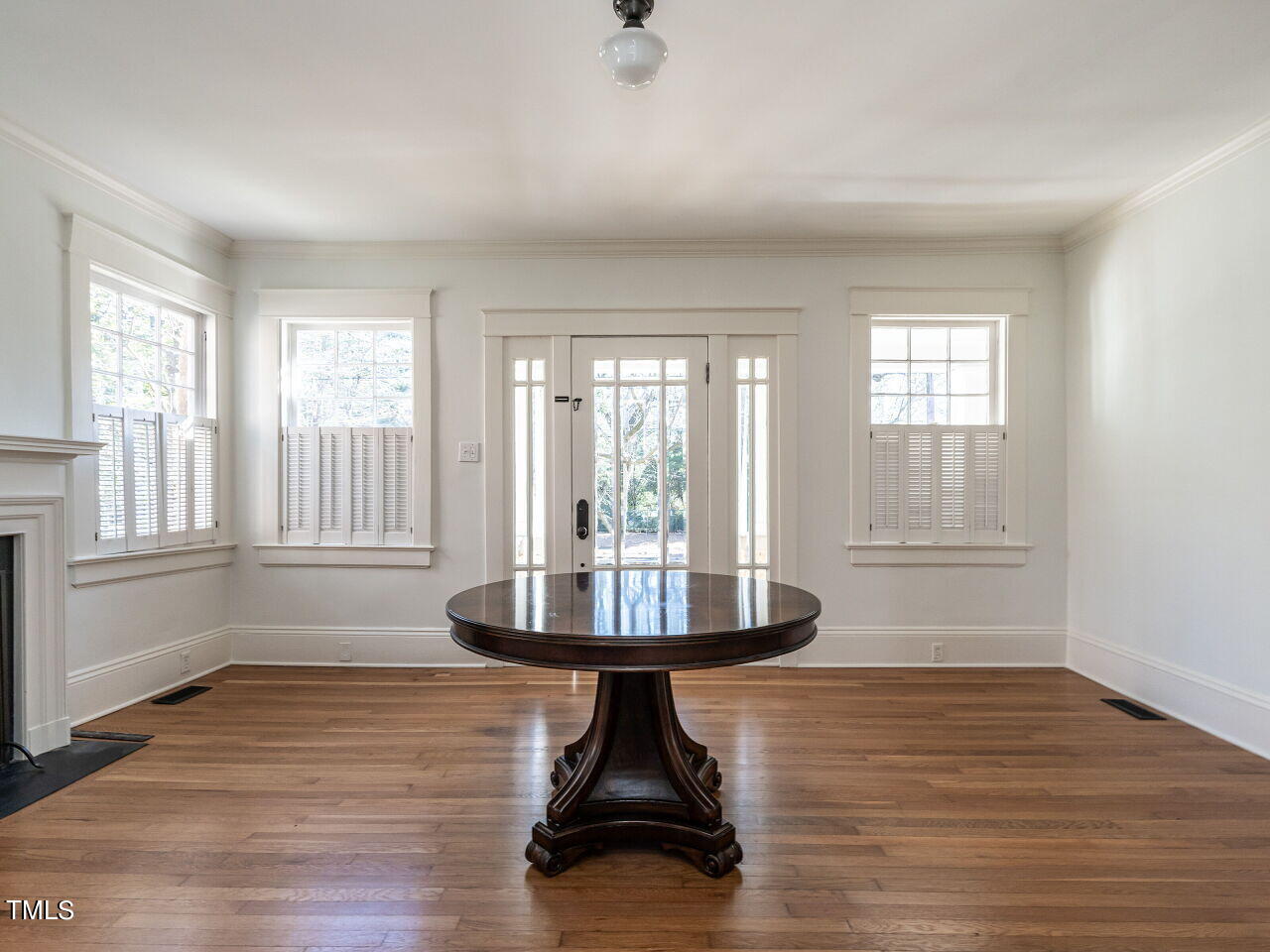 006-1280x960-foyer-parlor