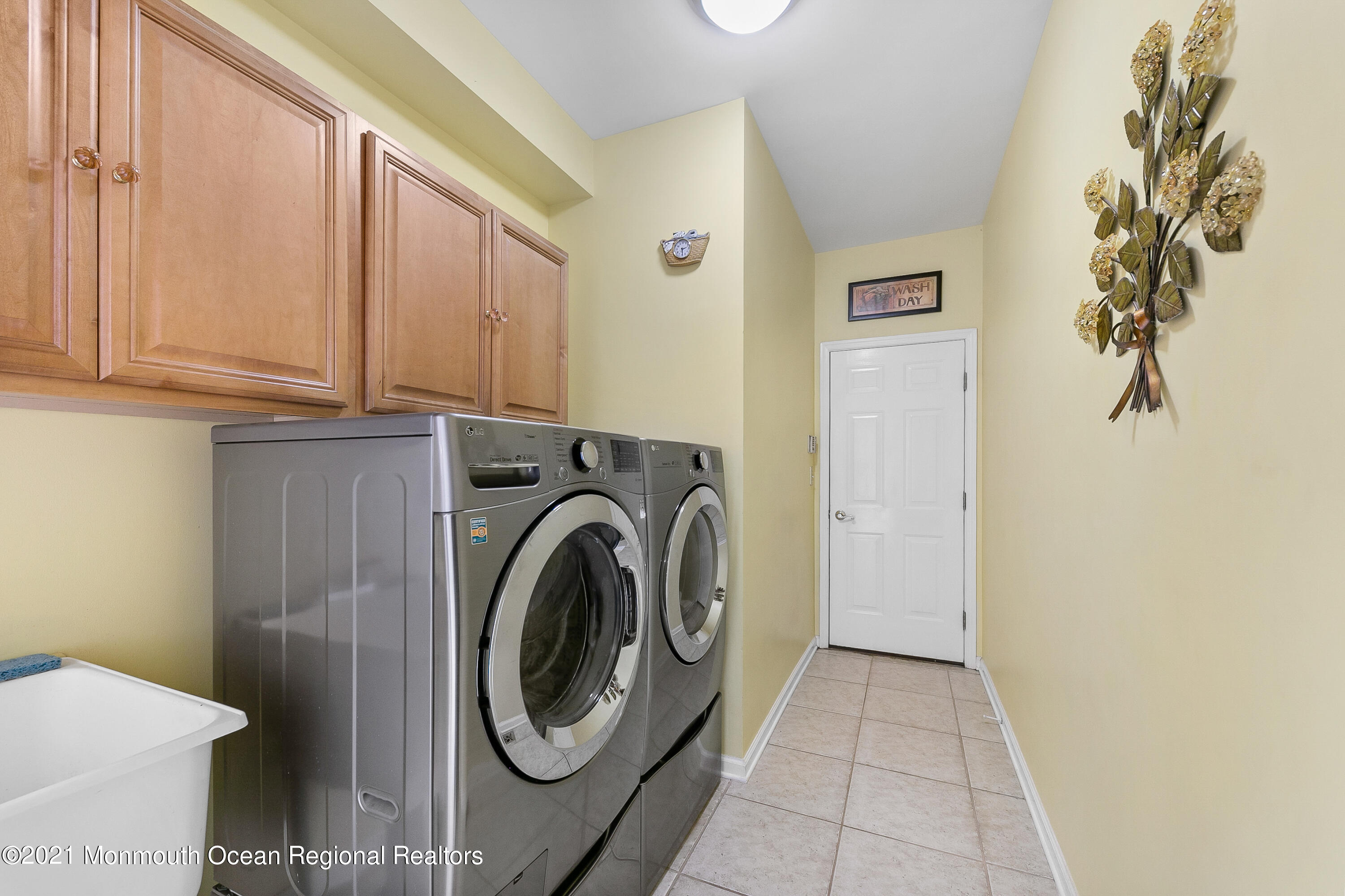 10 Lernard Road Manalapan, NJ 07726 - Photo 28 of 33 10LernardRd-laundry