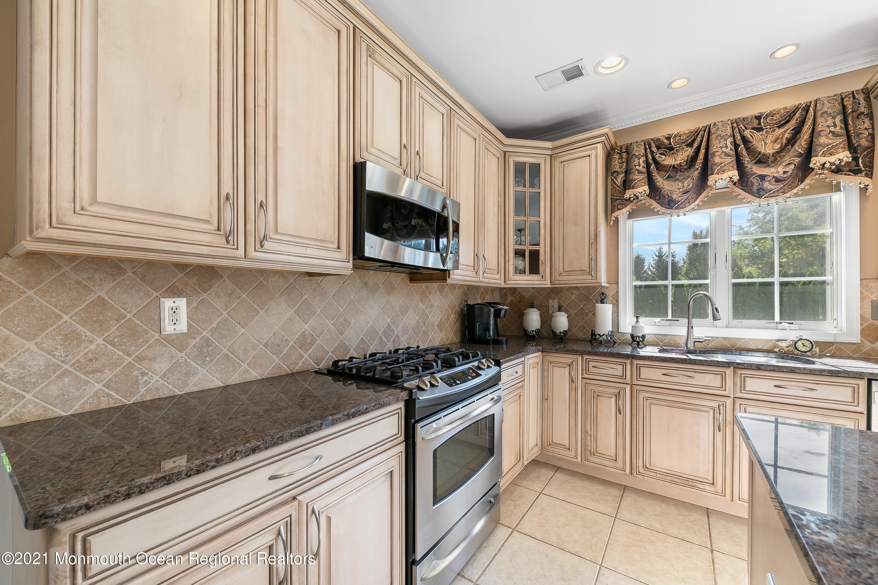10 Lernard Road Manalapan, NJ 07726 - Photo 9 of 33 10LernardRd-kitchen4