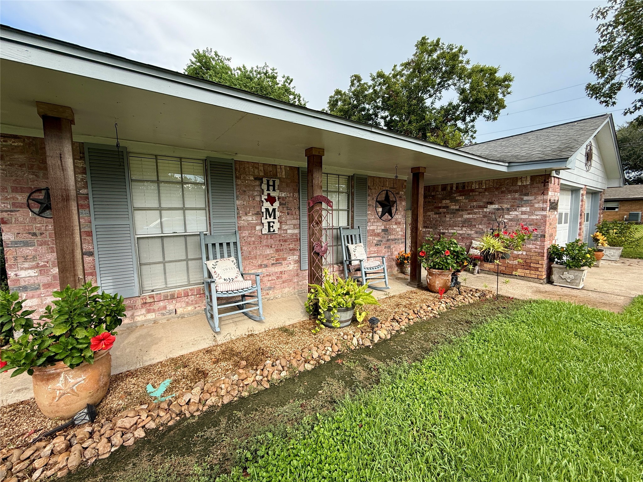 552 Sims Drive Angleton, TX 77515 - Photo 30 of 34 Front porch with room for chairs