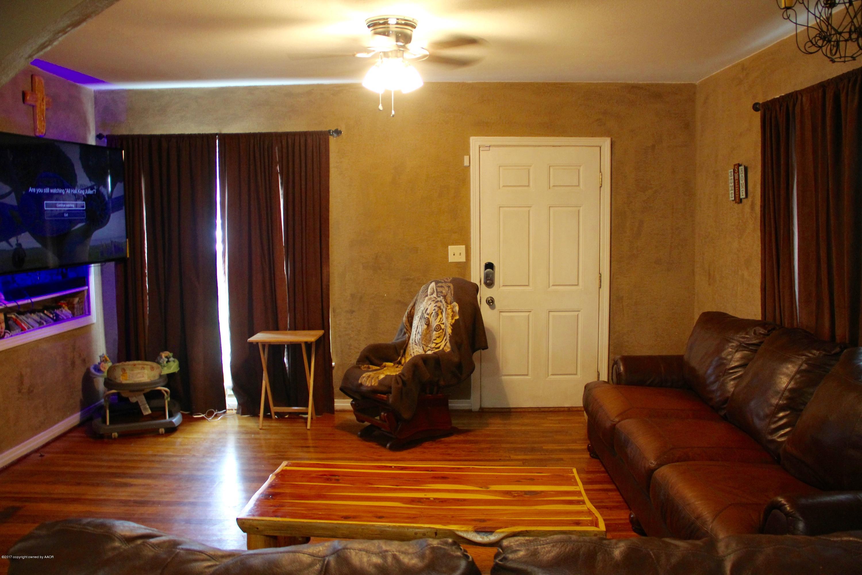 4207 South Monroe Street Amarillo, TX 79110 - Photo 4 of 12 Living Room