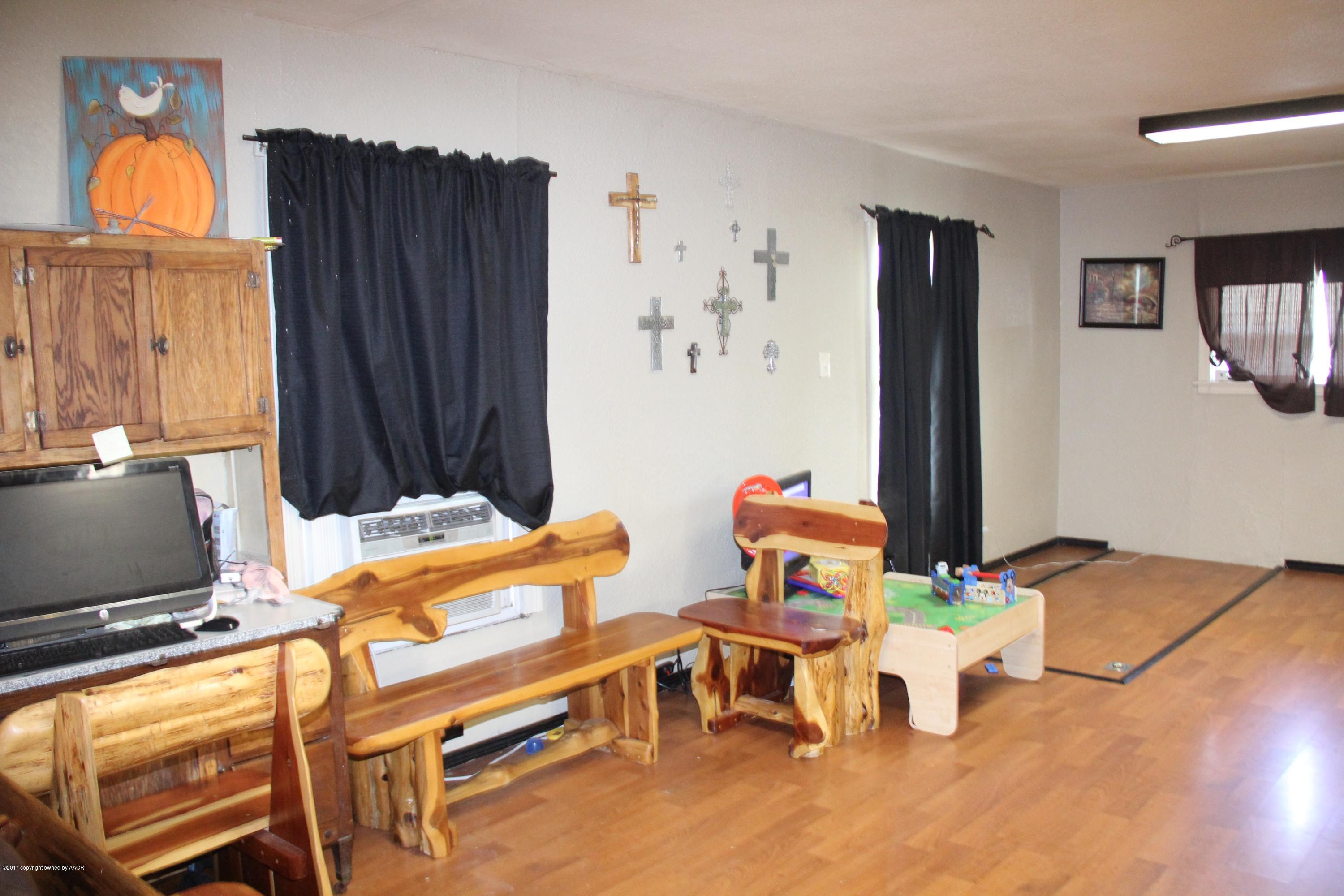 4207 South Monroe Street Amarillo, TX 79110 - Photo 5 of 12 Living room