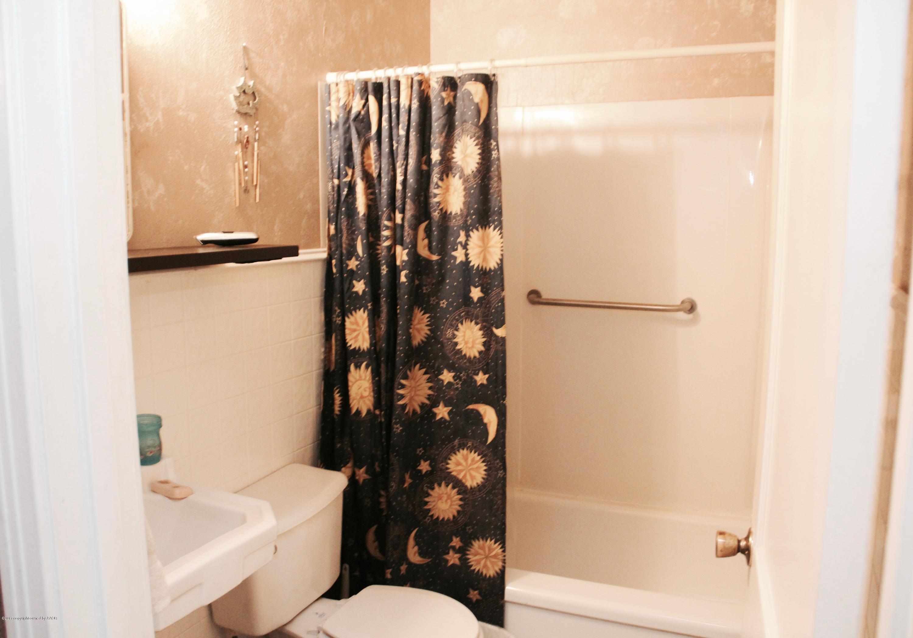 4207 South Monroe Street Amarillo, TX 79110 - Photo 8 of 12 Bathroom