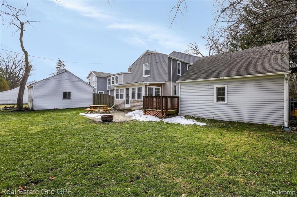 1094 Roslyn Road Grosse Pointe Woods, MI 48236 - Photo 34 of 41
