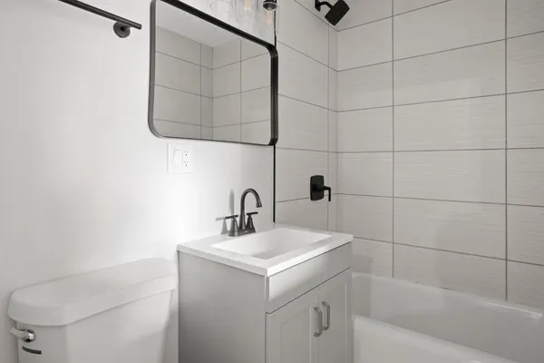 $2,995 | 6254 North Whipple Street, Unit 1, Chicago, IL 60659