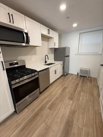 $2,995 | 6254 North Whipple Street, Unit 1, Chicago, IL 60659