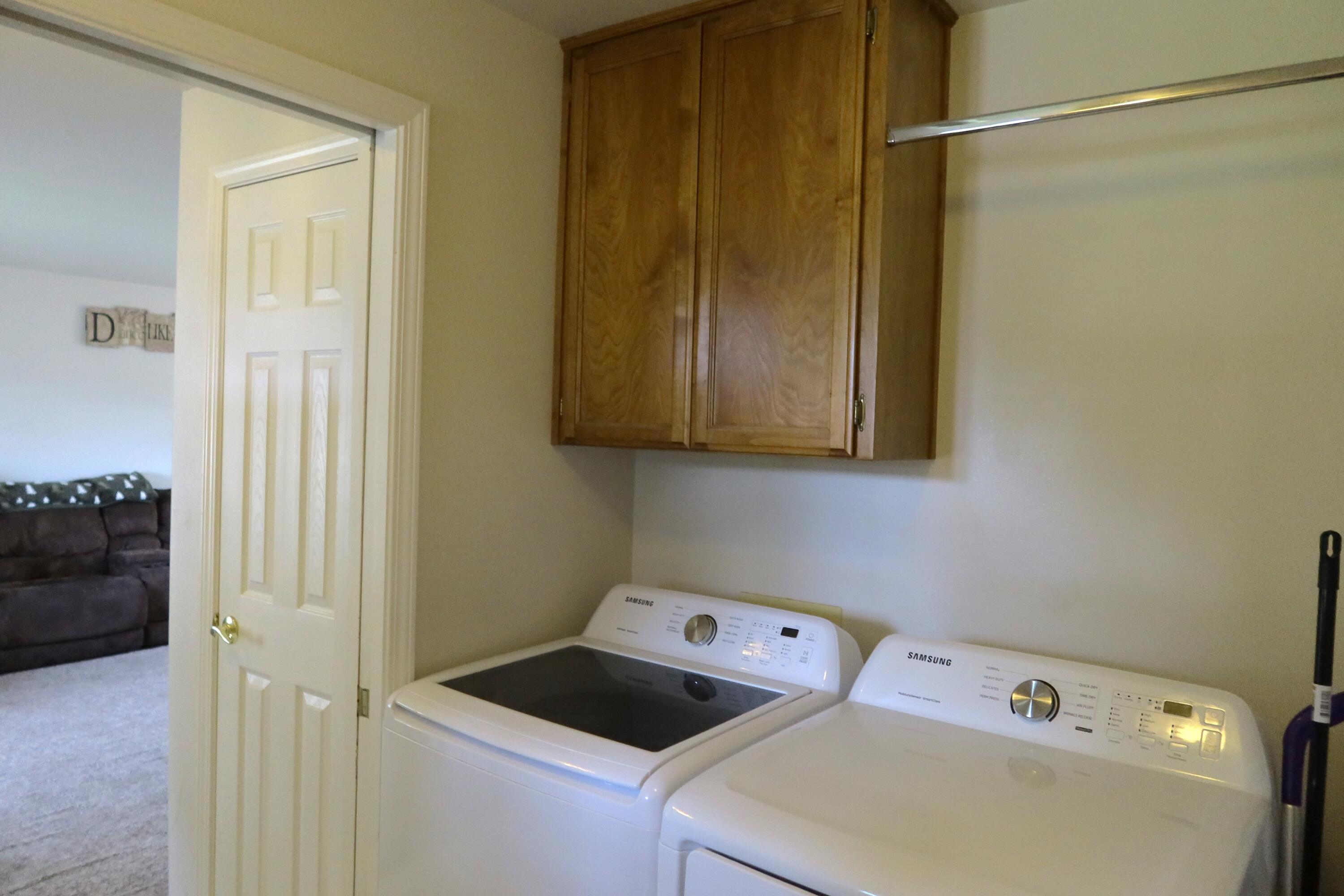 348 Sandi Way Eagle Point, OR 97524 - Photo 14 of 19 Laundry Room