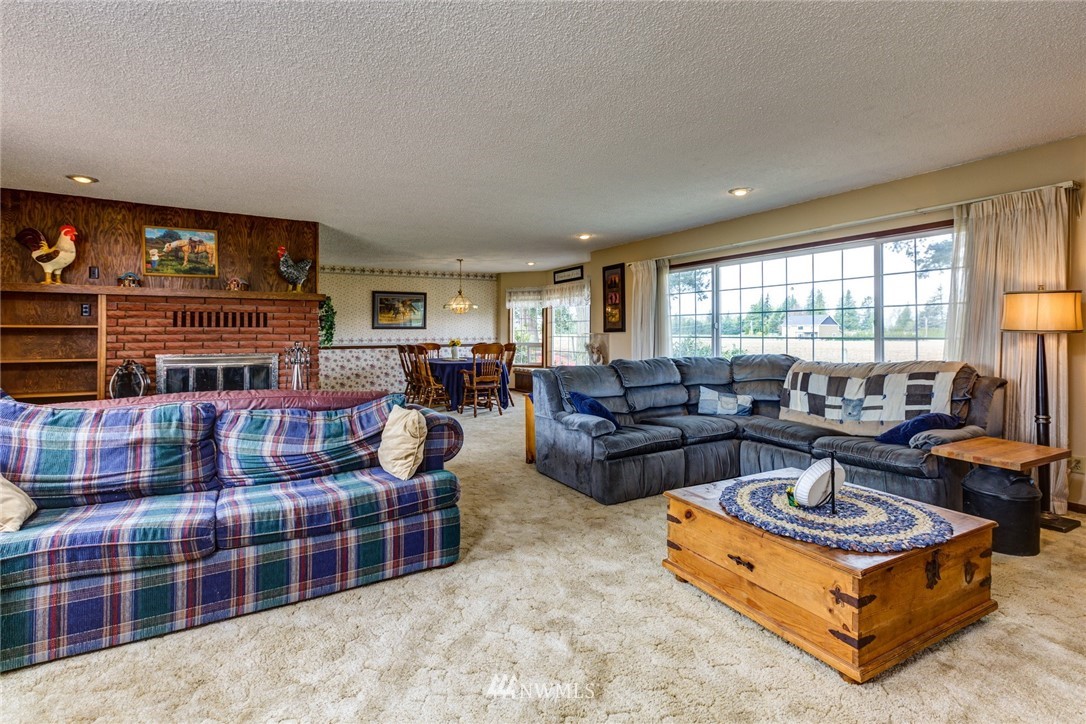 401 West Pole Road Lynden, WA 98264 - Photo 13 of 40 a living room with furniture a rug and a window