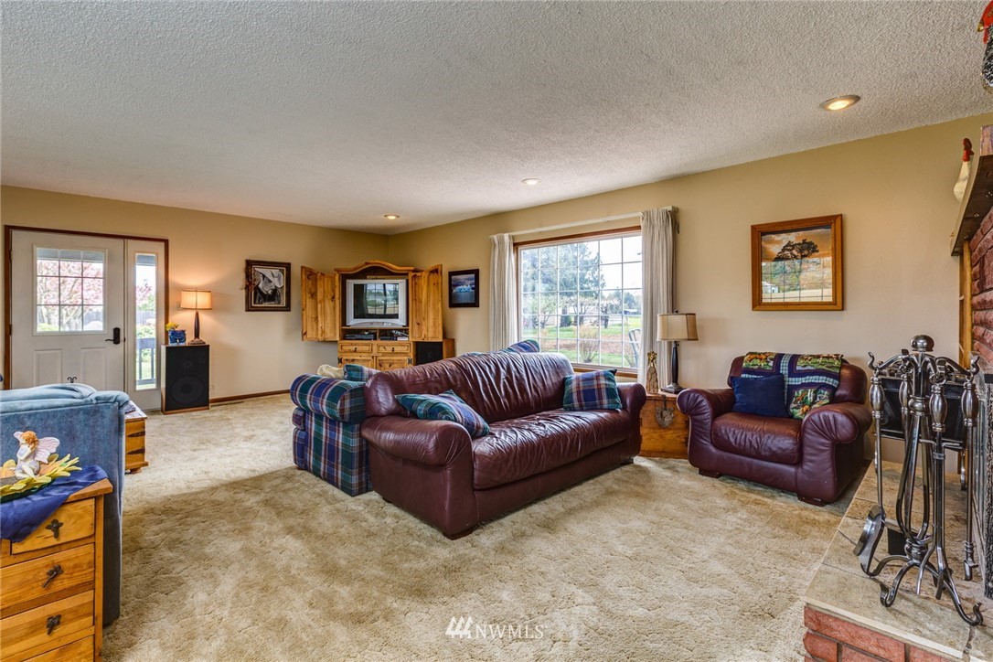 401 West Pole Road Lynden, WA 98264 - Photo 14 of 40 a living room with furniture and a window