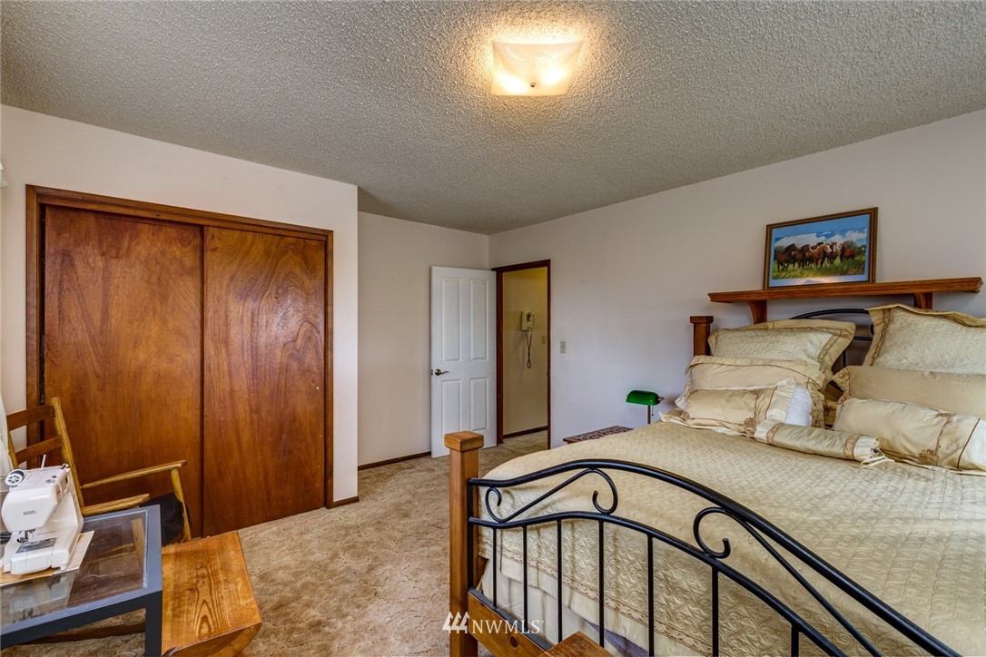 401 West Pole Road Lynden, WA 98264 - Photo 18 of 40 a bedroom with a bed and a window