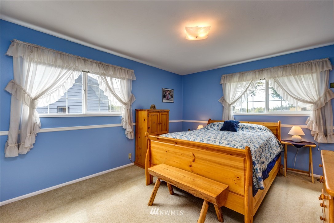 401 West Pole Road Lynden, WA 98264 - Photo 19 of 40 a bed sitting in a room next to a window